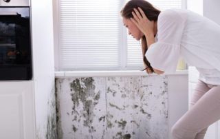 Une femme inquiète pour l'humidité de son mur